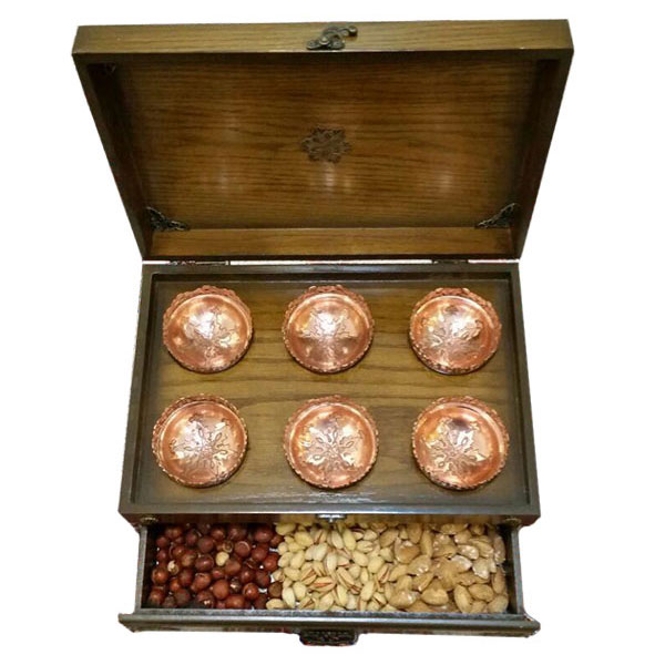 Geschenkbox-Türkis Nüsse Quark mit Nüssen und Holzkisten