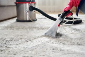 Reinigen Sie Teppichflecken mit hausgemachten Lösungen