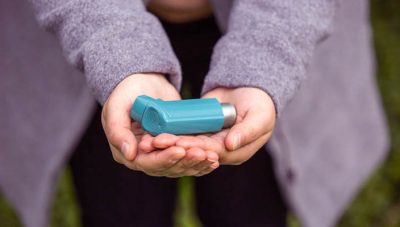 Meeressalzdampf löst Schleim und hilft Husten zu lindern und Asthmasymptome zu verbessern.