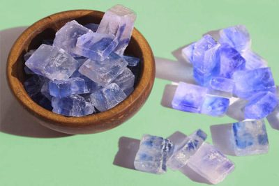 Salzsteine ​​mit erstaunlichen medizinischen Eigenschaften aus dem persischen blauen Salzlager