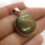 قلادة دائرية من الهيماتيت الفضي الأسود والذهبي، منقوشة بسورة الفاتحة - الصورة 2