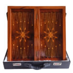 Kyros-Siegel Backgammon-Brett – Handgeschnitztes Walnuss-Set mit Mars-Marketerie-Intarsie – Bild 2