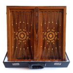Geschenk-würdiges Walnuss-Backgammon – Stolz-Symbolik trifft auf meisterhafte Handwerkskunst – Bild 2