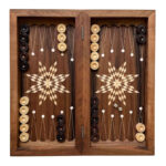 Handgeschnitztes Blumenrelief auf Premium-Walnuss – Persisches Backgammon-Brett – Bild 2