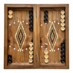 Imperial Art Backgammon – Gravur von Lamassu & Säulen (Hakhamaneshi) auf Walnussholz – Bild 2