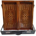 Walnuss Schach- & Backgammon-Brett mit feiner Monabat Kari (Holzschnitzerei) – Bild 2