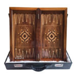Geflügelter Löwe Backgammon – Persisches Mythenrelief in handgeschnitztem Walnuss-Meisterwerk – Bild 2