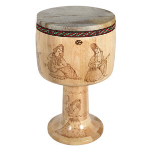 Helmi Burnt-Carved Tombak – 27cm Pine Body, Camel Skin Head