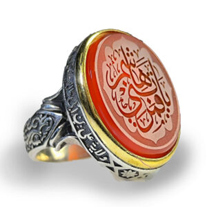Genuine deep red agate with a bold, polished finish Large 25mm gemstone for a commanding presence Stone engraving: “یا قمر بنی هاشم” Band engraving: “علی بن ابی طالب” Handmade 925 sterling silver craftsmanship Approx. weight: 8 grams Smooth, comfortable finish suitable for daily wear